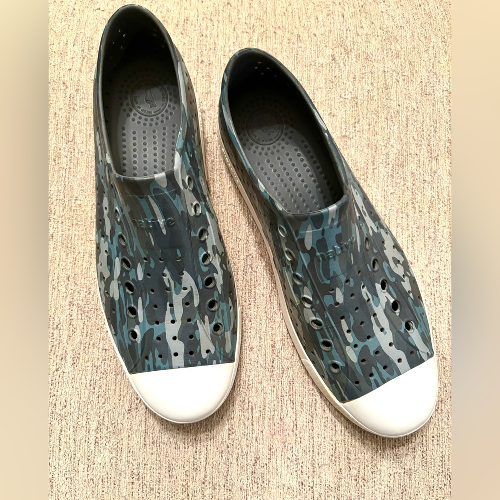 Men’s camo styled Native shoes.  Great condition, little wear size 11.